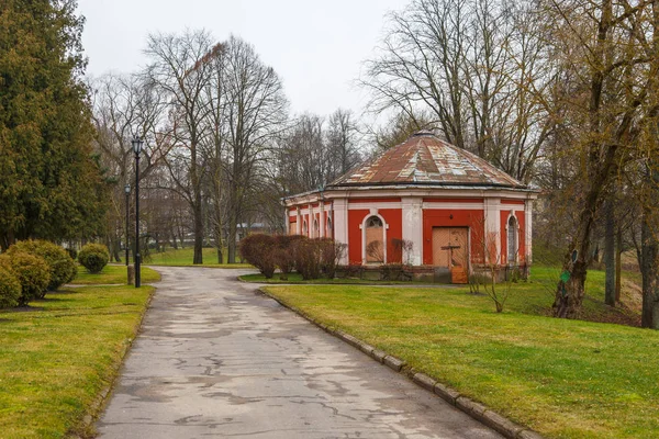 Antiguo castillo rojo en Jelgava, Letonia. Universidad letona de agricultura . — Foto de Stock