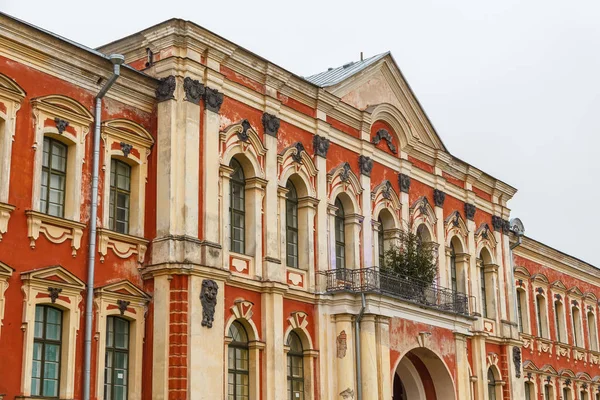 Старый красный замок в Елгаве. Латвийский сельскохозяйственный университет . — стоковое фото