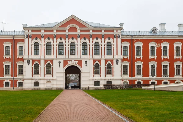 Старый красный замок в Елгаве. Латвийский сельскохозяйственный университет . — стоковое фото