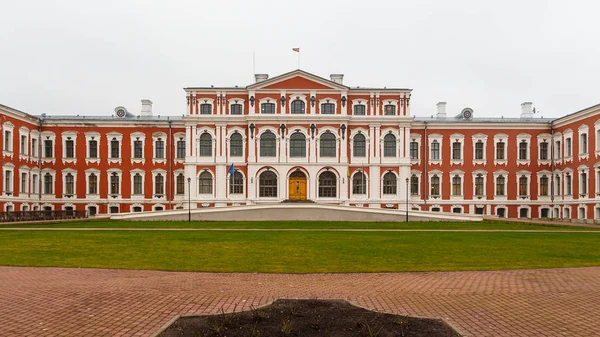 Старый красный замок в Елгаве. Латвийский сельскохозяйственный университет . — стоковое фото