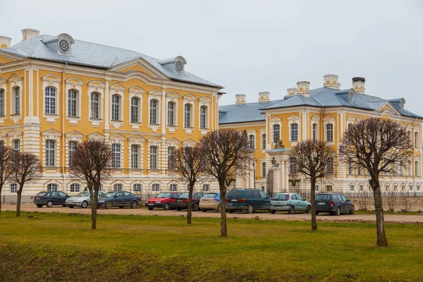 Дворец и сад в стиле барокко в Латвии . — стоковое фото