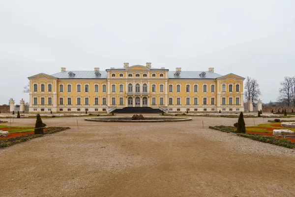 Barokk Rundale palota és kert-Lettország. — Stock Fotó
