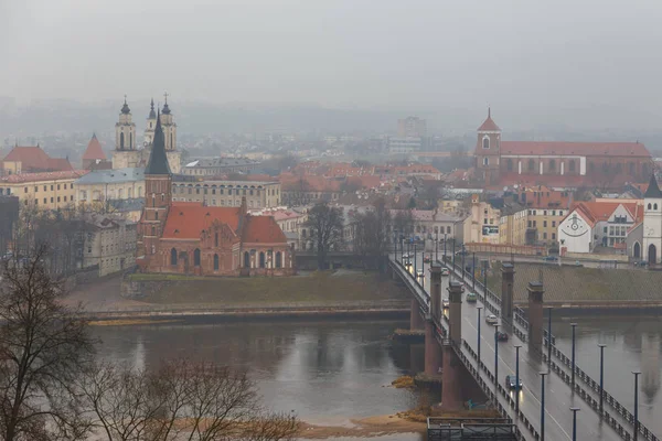 Visa av den litauiska staden Kaunas på en dimmig dag. — Stockfoto