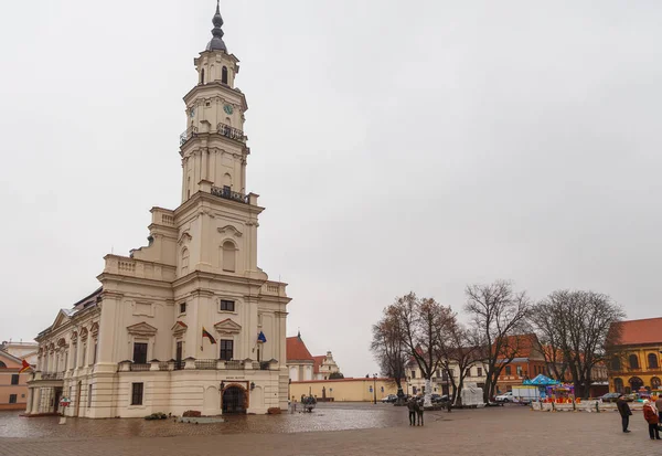 Каунаська ратуша на площі міської ради в Каунасі (Литва). — стокове фото