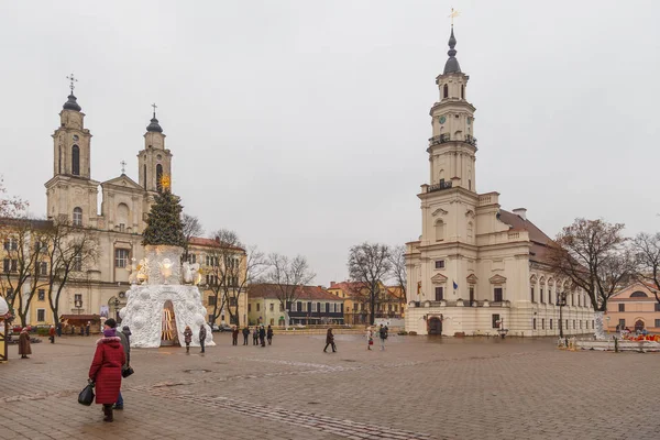 Ayuntamiento de Kaunas y árbol de Navidad en la plaza del Ayuntamiento, Kaunas, Lituania —  Fotos de Stock