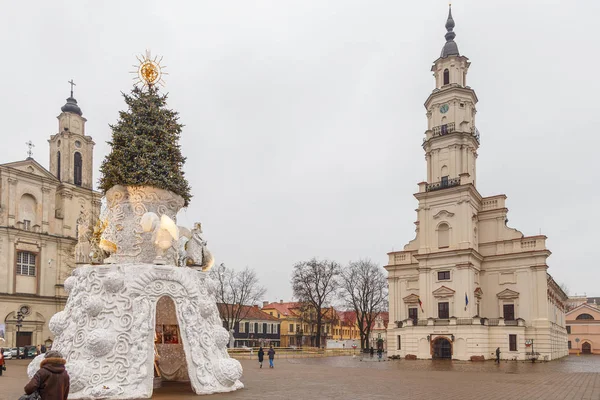 Δημαρχείο του Kaunas και το χριστουγεννιάτικο δέντρο στην πλατεία του Δημαρχείου, Κάουνας, Λιθουανία — Φωτογραφία Αρχείου