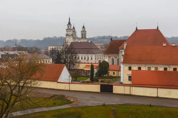 Vista de la vieja ciudad lituana Kaunas en día nublado . —  Fotos de Stock