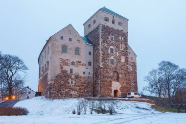 Kış sezonu Turku Castle. Ortaçağ Finlandiya Turku şehir bina.