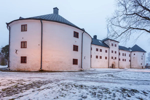 Turku vár a téli szezonban. Középkori épületben található a város Turku, Finnország. — Stock Fotó