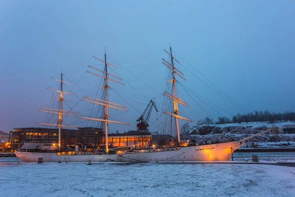 Soumen Jotusen ancorado fora de Turku, na Finlândia, no inverno . — Fotografia de Stock