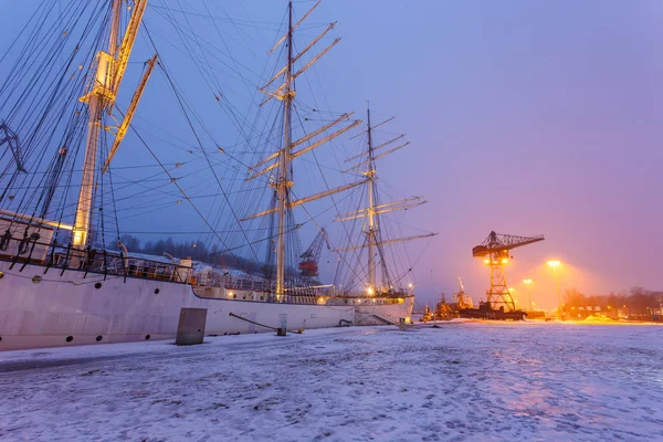 Soumen Jotusen ancorado fora de Turku, na Finlândia, no inverno . — Fotografia de Stock