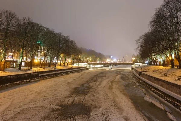 View of the Aura river in Turku by night in winter time. — Stock Photo, Image