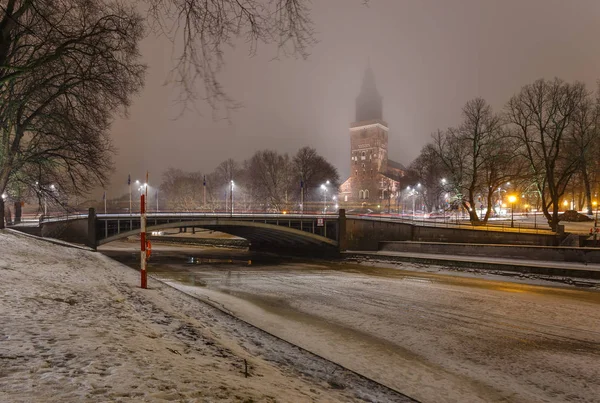 View of the Turku Cathedral and Aura river by night in winter time. — Stock Photo, Image