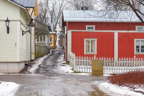 Casas velhas em nublado, dia de inverno em Naantali . — Fotografia de Stock