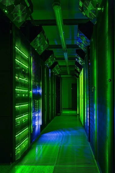 Veri Merkezi, sunucu odası. Internet ve ağ telekomünikasyon teknolojisi.
