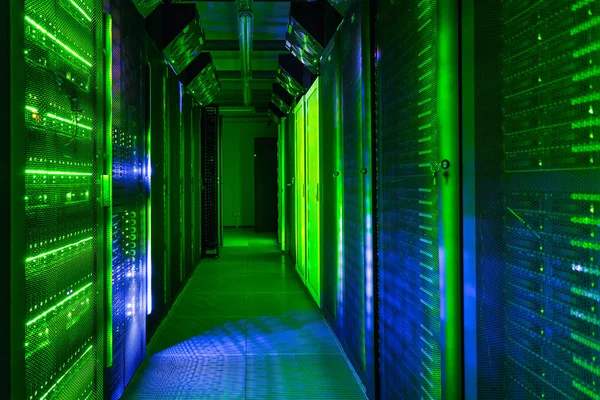 Veri Merkezi, sunucu odası. Internet ve ağ telekomünikasyon teknolojisi.