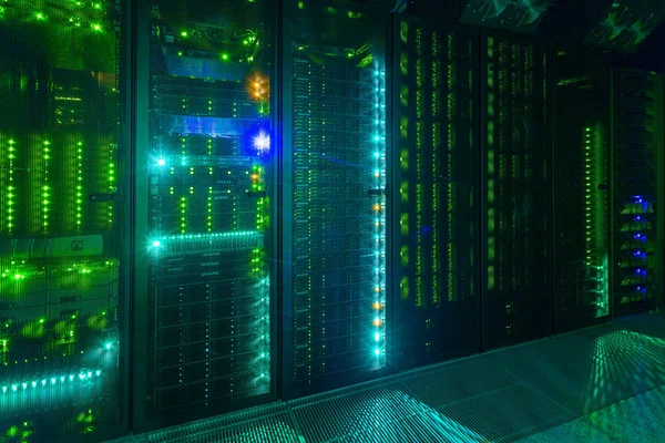 Veri Merkezi, sunucu odası. Internet ve ağ telekomünikasyon teknolojisi.