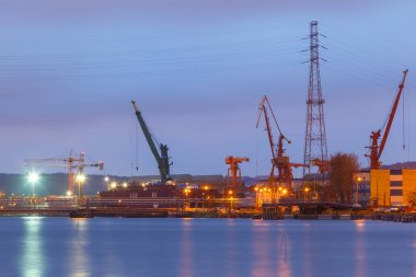Gdansk Tersanesi gece kıyısında Vinçler.