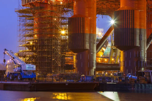 Ölplattform in der Werft bei Wartungsarbeiten. — Stockfoto