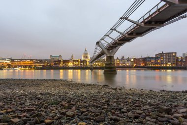 Arka plan üzerinde Millennium Köprüsü Saint Paul Katedrali ile yan görünüm.