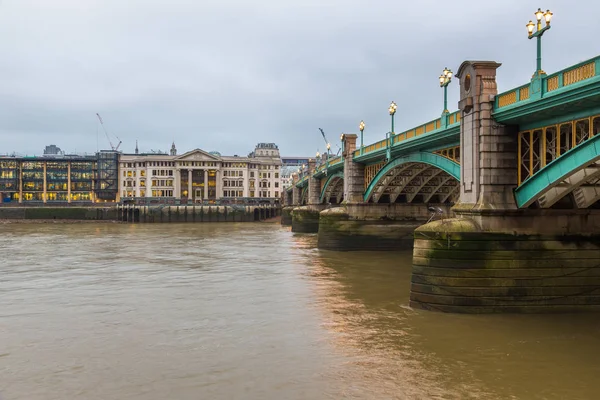 Puente Southwark con el centro de Londres en segundo plano . — Foto de Stock