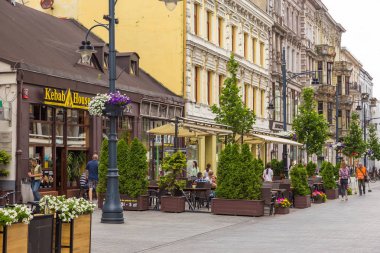 Piotrkowska Caddesi'ne. Ana alışveriş caddesi ve temsilcisi, alışveriş ve eğlence gezi.