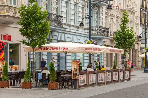 Piotrkowska-gaten. Hovedgate for shopping og representasjon, shopping og underholdningsreklame . – stockfoto