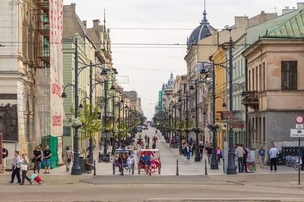 Вулиці Пьотрковської. Основні торгові вулиці і представника, торгового і розважального набережної. — стокове фото