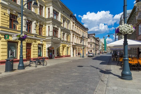 Ulice Piotrkowska. Hlavní nákupní ulice a zástupce, nákupní a zábavní promenády. — Stock fotografie