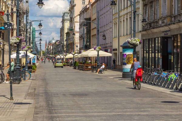 Calle Piotrkowska. Calle comercial principal y paseo marítimo representativo, comercial y de entretenimiento . — Foto de Stock