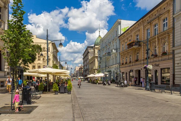 A Piotrkowska utca. A fő bevásárló utca és a képviselője, bevásárló- és szórakoztató sétány. — Stock Fotó