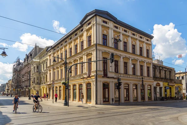 A Piotrkowska utca. A fő bevásárló utca és a képviselője, bevásárló- és szórakoztató sétány. — Stock Fotó