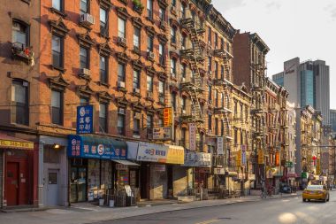 Tuğla ev ile yangın merdiveni aşağı Manhattan, Chinatown sokaklarında.