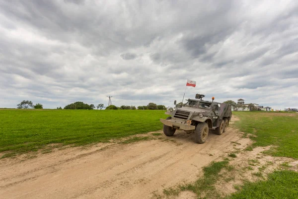 Katonai páncélos-autóval, egy könnyű kerekes, Miedzyrzecz, Lengyelország. — Stock Fotó