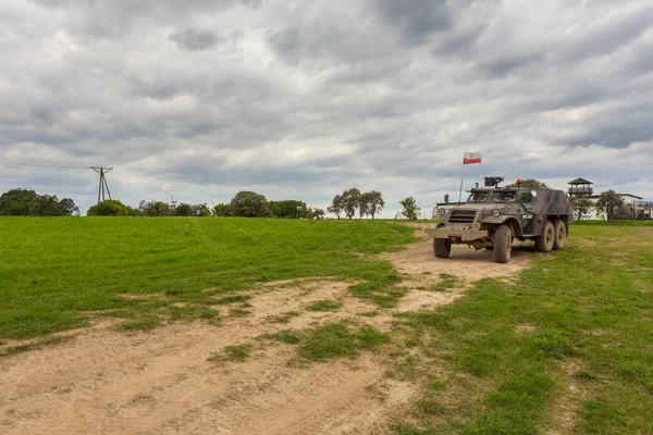 Katonai páncélos-autóval, egy könnyű kerekes, Miedzyrzecz, Lengyelország. — Stock Fotó