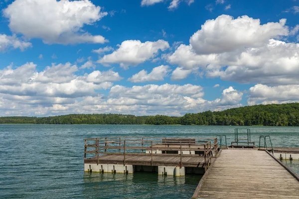 Anlegestelle über dem Lipie-See im Dorf Dlugie. — Stockfoto