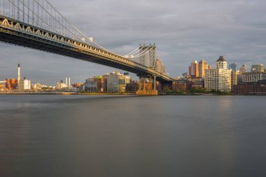 Gün batımı görünümü Manhattan Bridge, New York