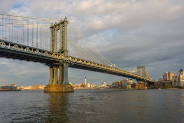Gün batımı görünümü Manhattan Bridge, New York