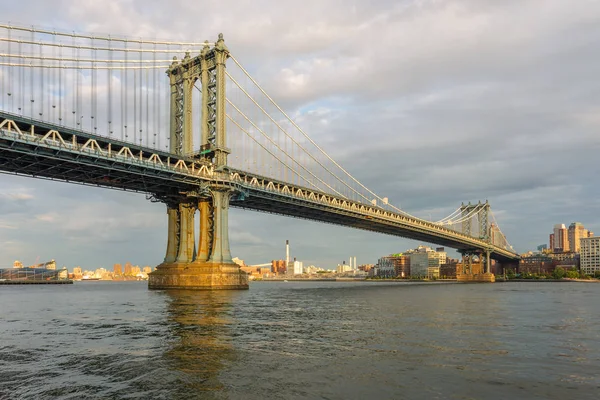 Vista al atardecer del Puente de Manhattan, Nueva York — Foto de Stock