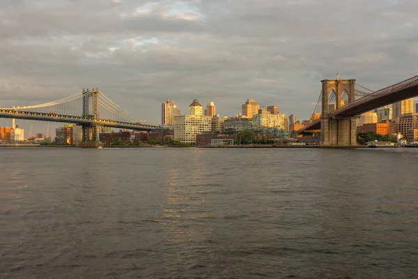 纽约曼哈顿大桥和布鲁克林大桥的日落景色 — 图库照片