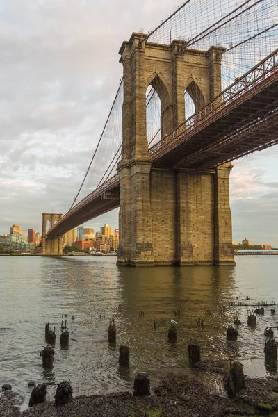 Vista al atardecer del Puente de Brooklyn, Nueva York — Foto de Stock