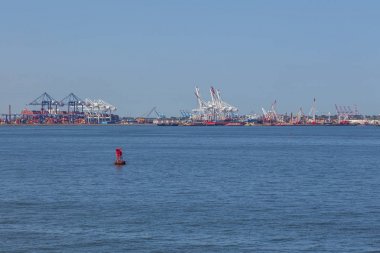 Vinçler ve kapsayıcılar New York Limanı ve New Jersey.