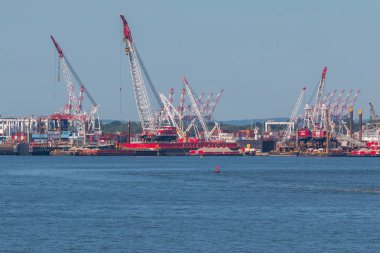 Vinçler ve kapsayıcılar New York Limanı ve New Jersey.