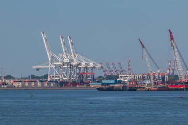 Vinçler ve kapsayıcılar New York Limanı ve New Jersey.