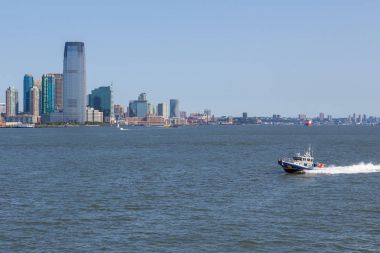 New York polisi tekne Doğu Nehri devriye. Arka plan gökdelenler New Jersey.