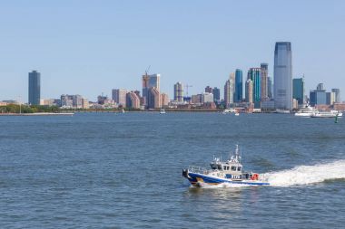 New York polisi tekne Doğu Nehri devriye. Arka plan gökdelenler New Jersey.