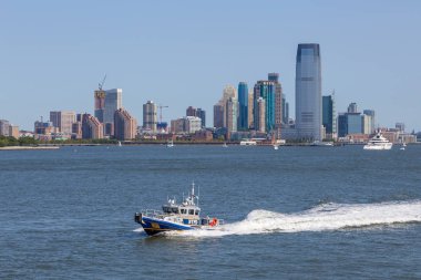 New York polisi tekne Doğu Nehri devriye. Arka plan gökdelenler New Jersey.