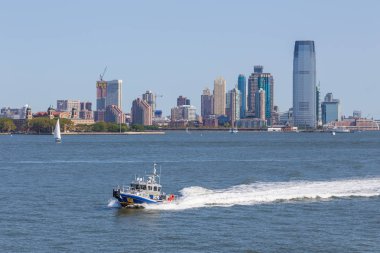 New York polisi tekne Doğu Nehri devriye. Arka plan gökdelenler New Jersey.