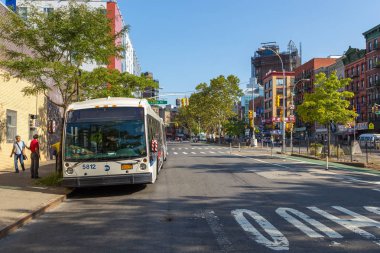 Aşağı Manhattan, Chinatown üzerinde otobüs durağında otobüs.