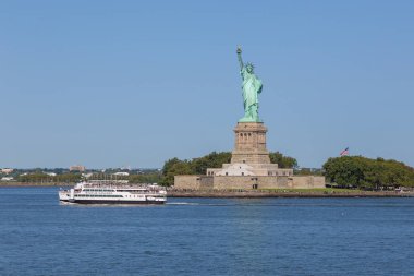 Özgürlük heykeli New york manzarasına.